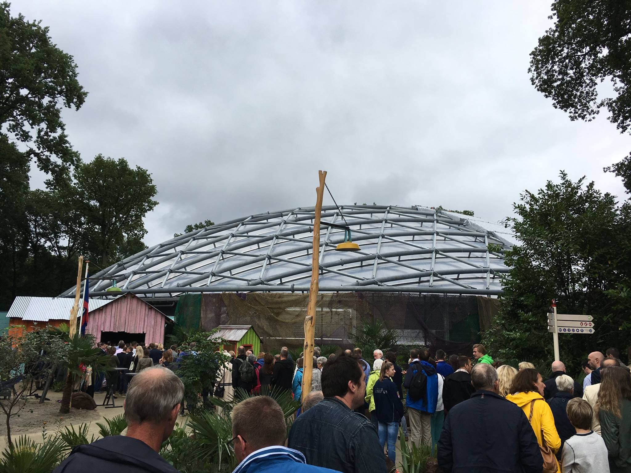 De koepel van Burgers’ Zoo Mangrove van buiten, met bezoekers op de voorgrond.